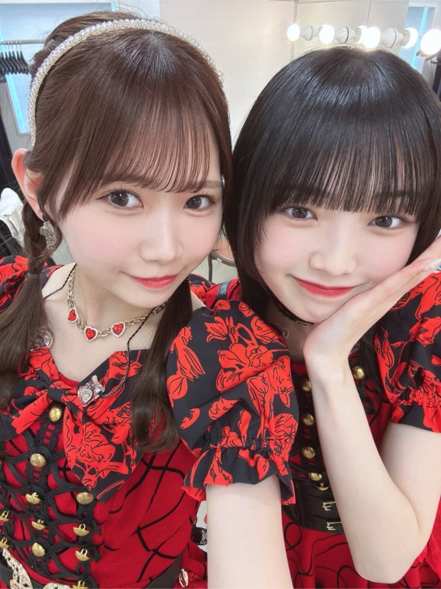 senka5531's tweet photo. 歴代のモーニング娘。で「同年且つ双子的コンビ」は時代毎だと
・辻加護(2000年代)
・まーどぅー(2010年代)
・ほまめい(2020年代)
になるけど、この内「2人揃ってグループのトップ」や「役職付き」等に王手がかかったのはほまめいが初なのよなぁ…(新時代感) https://t.co/XJMyzG4Aph