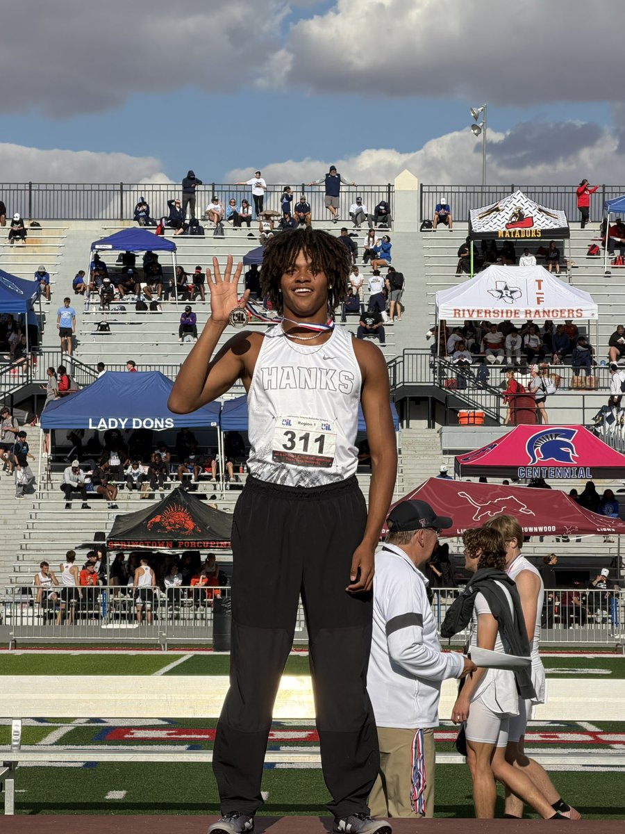 HanksXC_TF's tweet photo. And he did it!!! Ky-Ri Bonner is headed to the State Track Meet after finishing 2nd in a new school record time of 46.47. Everything you have overcome and challenged yourself with showed up today. We are so proud of you. @HanksGutierrez @Coach_Veliz @HanksAthletics @knights_delk https://t.co/tVTJDvvh7t
