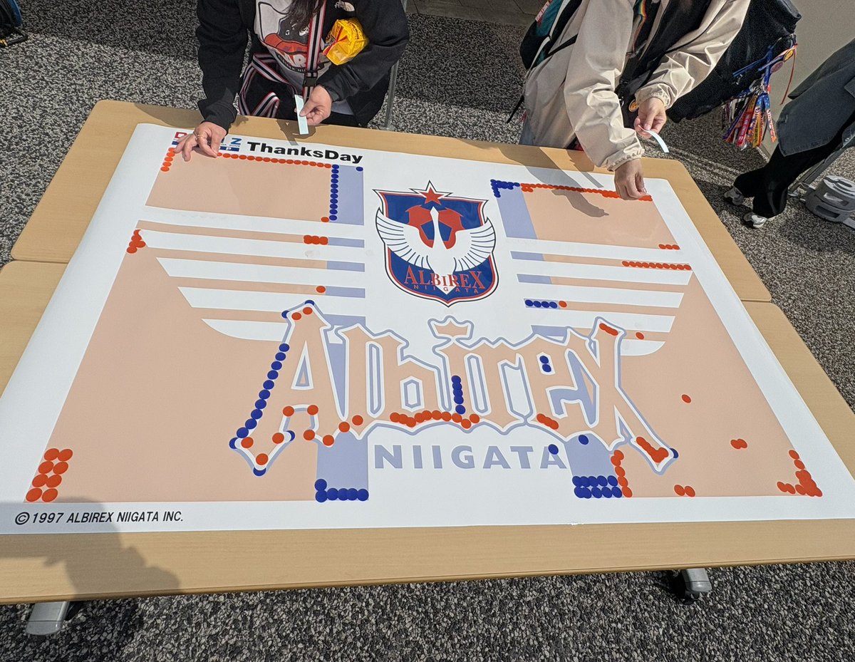 albirex_pr's tweet photo. /
#DAMZ サンクスデー開催🌈
シールアートに参加しよう…‼️
\
DAMZブースでは、みんなの手で完成する”アルビ×ダムズ”の作品!シールアートを行なっています🧡🩵
サポーター 一人ひとりの手でシールを貼り合わせ、勝利への願いを込めた「ビッグキャンバス」を完成させましょう✨✨
ご参加いただいた方には、限定1000枚の特製コラボシールをプレゼント‼️
お早めにブースへ🏃♀️💨
#albirex #アルビレックス新潟