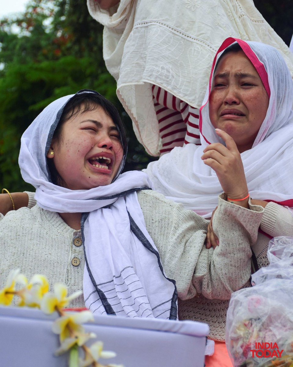 Family members mourn as the bodies of two children killed in a bomb attack in the Tronglaobi area of Bishnupur district are brought for last rites in Bishnupur, Manipur.

#Manipur #Bishnupur #BombAttack #ManipurViolence #BreakingNews #IndiaNews #ChildrenKilled #LastRites