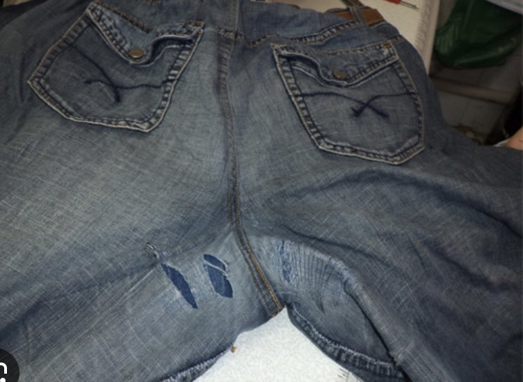 to em um bar de rock e me sinto livre com minha calça rasgada entre as pernas