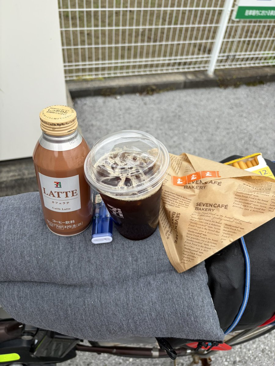 sukeyaron's tweet photo. 朝からたくさんの方々に差し入れしてもらって目がギンギンになりそう。ありがたい。
優しいお姉様がたと、またもや最高のおもしろいおじ様

メロンパン食べたので出発🚲
今日は思い切って名古屋方面へ行ってみよう https://t.co/dfYuvGqAnH