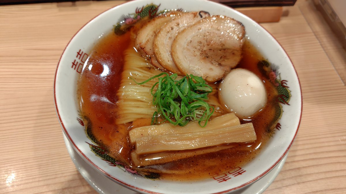 営業と引き継ぎで、ペリエ千葉の地下にある鯛塩そば灯花さんに。ノーマル食べてから中華そばにいくべきだったのだろうか？次はセット頼むかな。しかし地下に行くために道に迷う方向音痴っぷりに自分で呆れました！あと東京麻辣湯に行列が出来てました！