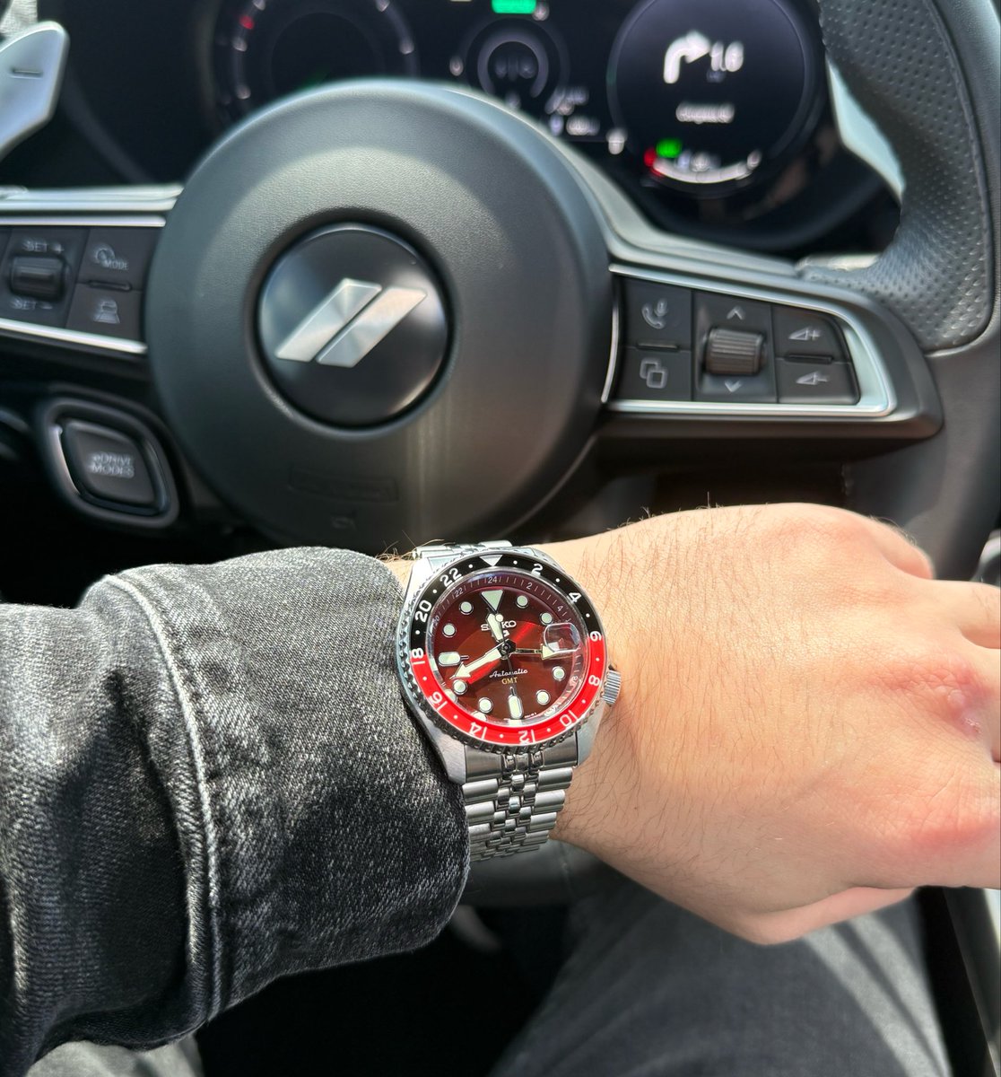 Mike_Giovenco's tweet image. Seiko snaps occasionally. The SSK031K1 is gorgeous on every level. From fit to finish I wouldn't change a thing. Only 1000 ever made and sold throughout Asia. I can't believe I have 0053/1000 🔥 #seiko #watches #dodge