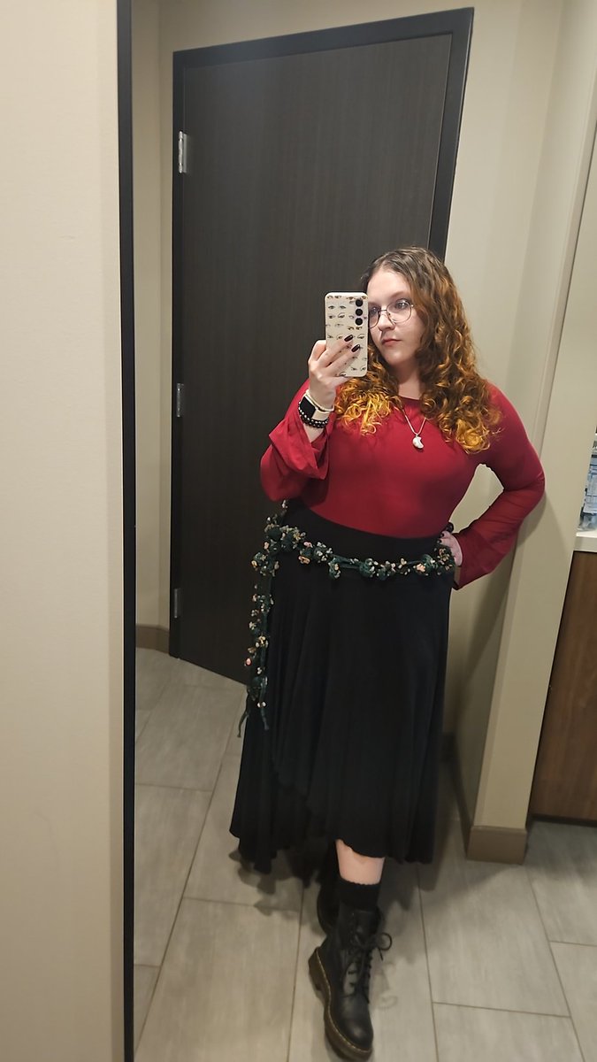 emchant3d's tweet photo. I'll make you sing for me, I'll make you scream ✨️

Florence + the Machine tonight 💜 https://t.co/bq90yVgpCK