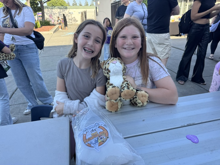 JulieCroy11's tweet photo. Thank you to all of our families that attended our annual Spring Fling ๐๐Thank you LVPC for putting on such a fun community event๐๐#lvpride #weareBUSD https://t.co/oBX6Y0O2gn