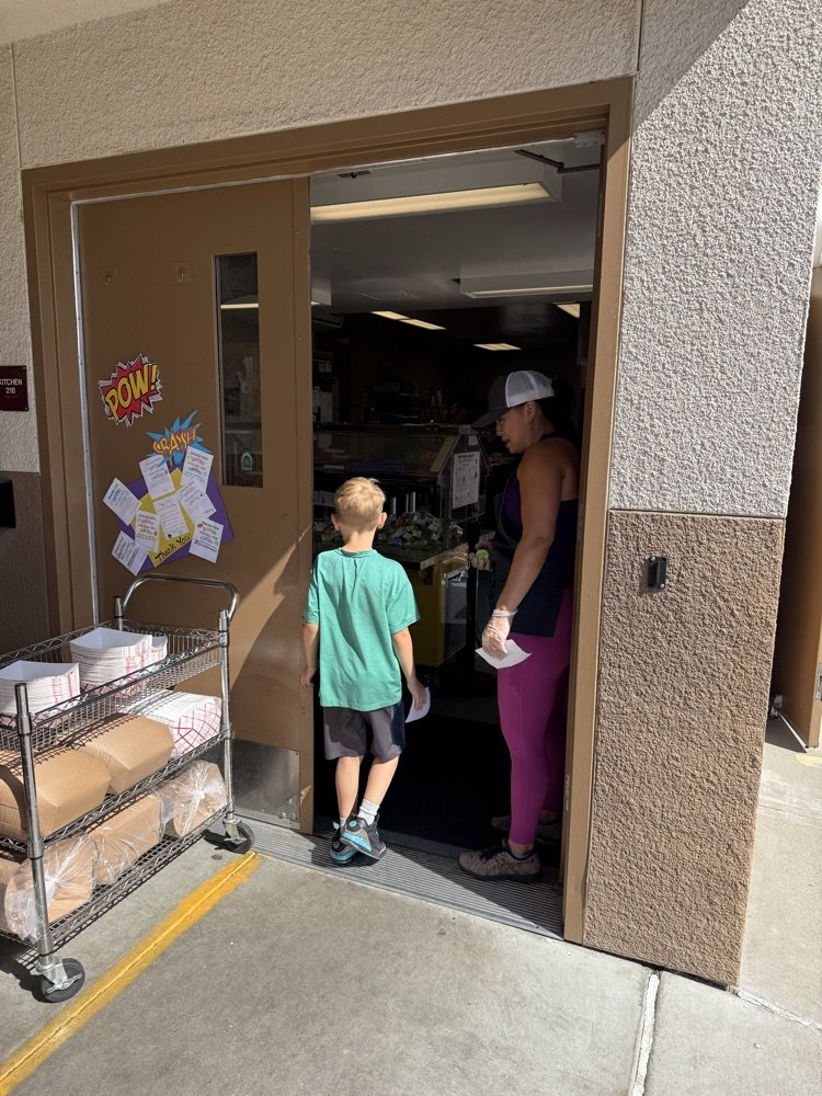JulieCroy11's tweet photo. Loma Vista students gave our amazing cafeteria staff thank you notes during School Lunch Hero Day! 🥪 #lvpride #weareBUSD https://t.co/KYPvn3QmIb