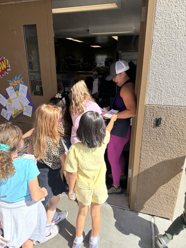 JulieCroy11's tweet photo. Loma Vista students gave our amazing cafeteria staff thank you notes during School Lunch Hero Day! 🥪 #lvpride #weareBUSD https://t.co/KYPvn3QmIb