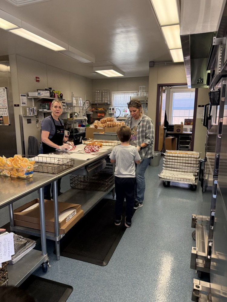 JulieCroy11's tweet photo. Loma Vista students gave our amazing cafeteria staff thank you notes during School Lunch Hero Day! 🥪 #lvpride #weareBUSD https://t.co/KYPvn3QmIb