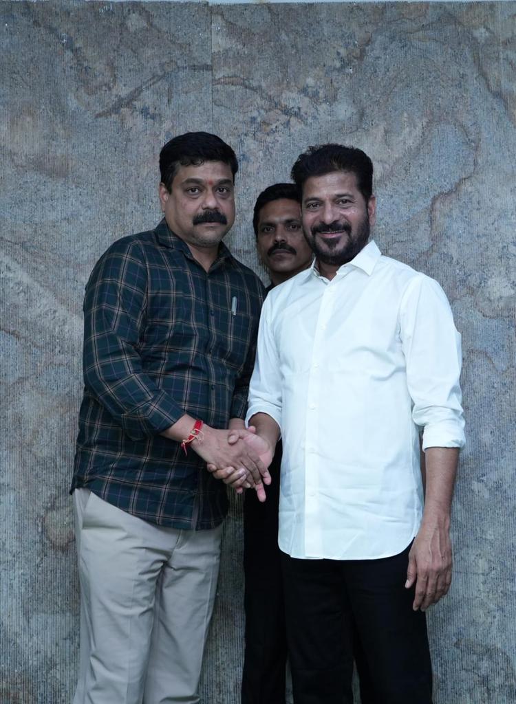 chramchandar's tweet photo. 🔮 *TSCPSEU*🔮

👆🏻✨💥

_ఈ రోజు హైదరాబాద్ లో తెలంగాణ రాష్ట్ర ముఖ్యమంత్రి వర్యులు స్వగృహంలో..._ 

*_శ్రీ ఎనుముల రేవంత్ రెడ్డి గారిని కలిసి_*

" _నా పేరు స్థితప్రజ్ఞ..మీరు మాకు పాత పెన్షన్ ఇస్తారని ఉద్యమ కార్యాచరణ తీసుకోకుండా వేచి చూస్తున్నాం సార్...రెండున్నర ఏళ్ళు గడిచాయి..._ " https://t.co/u2UtiKw6ou