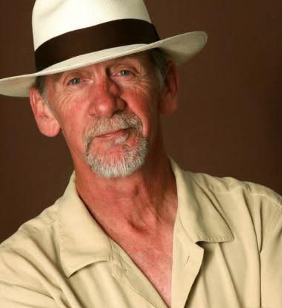bibliofilie's tweet photo. Alex Ligertwood is overleden op 79-jarige leeftijd. Hij was een tijdje de zanger van Santana (zo is hij de zanger van de hit 'Hold on'). Daarnaast werkte hij samen met grote namen als Jeff Beck, Camel en de Average White Band. https://t.co/6CX0wlU5id