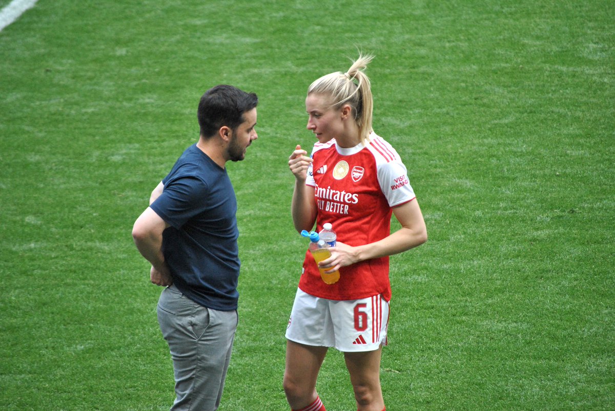 kala_stoner's tweet photo. Leah Williamson at the end of Lyon vs Arsenal with coach Jonathan Giraldez.
#OLARS #UWCL https://t.co/YPAu0lP1rS
