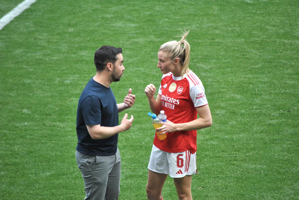 kala_stoner's tweet photo. Leah Williamson at the end of Lyon vs Arsenal with coach Jonathan Giraldez.
#OLARS #UWCL https://t.co/YPAu0lP1rS