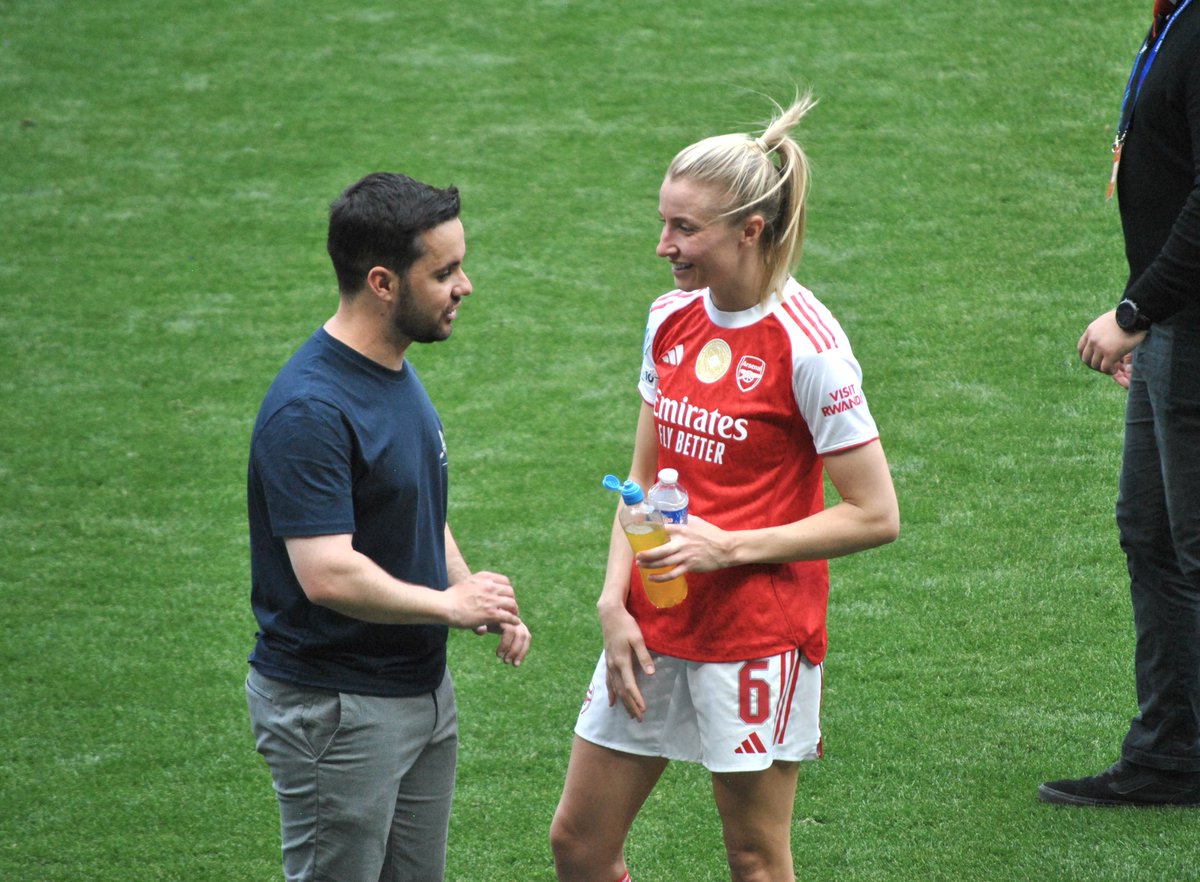 kala_stoner's tweet photo. Leah Williamson at the end of Lyon vs Arsenal with coach Jonathan Giraldez.
#OLARS #UWCL https://t.co/YPAu0lP1rS