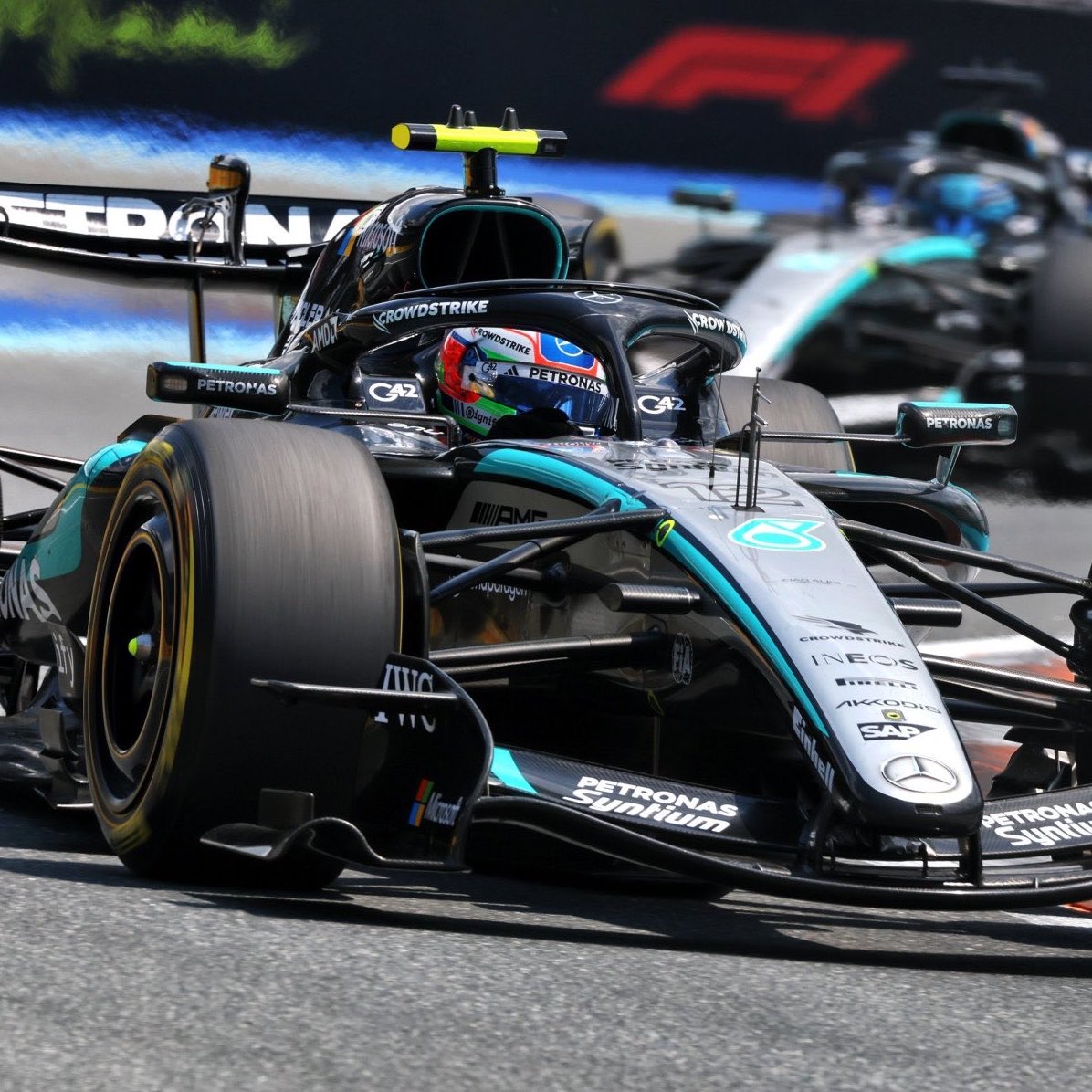 Kimi Antonelli conquista a pole position em Miami. Essa é a terceira pole seguida do piloto italiano que lidera o campeonato.

Max Verstappen surpreende e fica na 2ª posição, com Charles Leclerc largando em 3º.

Previsão de chuva para a corrida amanhã 🌧️