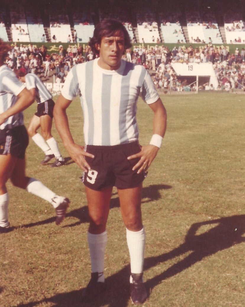 Con profundo dolor despedimos a Roque Avallay, delantero que defendió nuestra camiseta a fines  de la década de 1970.
El recuerdo llevará siempre la música y letra que anunciaba "Racing toque, que los goles los hace Roque".
A su familia y afectos, el abrazo de consuelo.