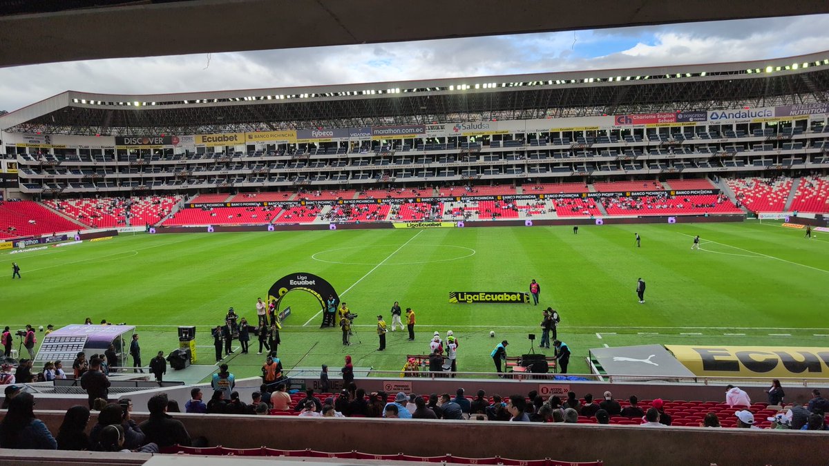 CESAR_RADIO's tweet photo. Arribamos al Rodrigo Paz Delgado por @FBRadio1 105.7 FM el primero de muchos para RELATAR desde PONCIANO para La Nueva Radio de Quito. 

@LDU_Oficial 🆚 @GuayaquilCityFC https://t.co/JBOQ5YmirO