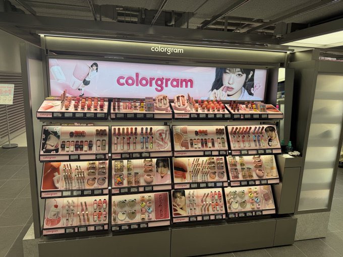 KOKO HAVING BASICALLY HER OWN SECTION IN COLORGRAM STORE 🥹🥹🥹💕💕💕 i’m so proud and she looks so beautiful thank u so much colorgram

#코코 #KOKO #ココ #이즈나 #IZNA