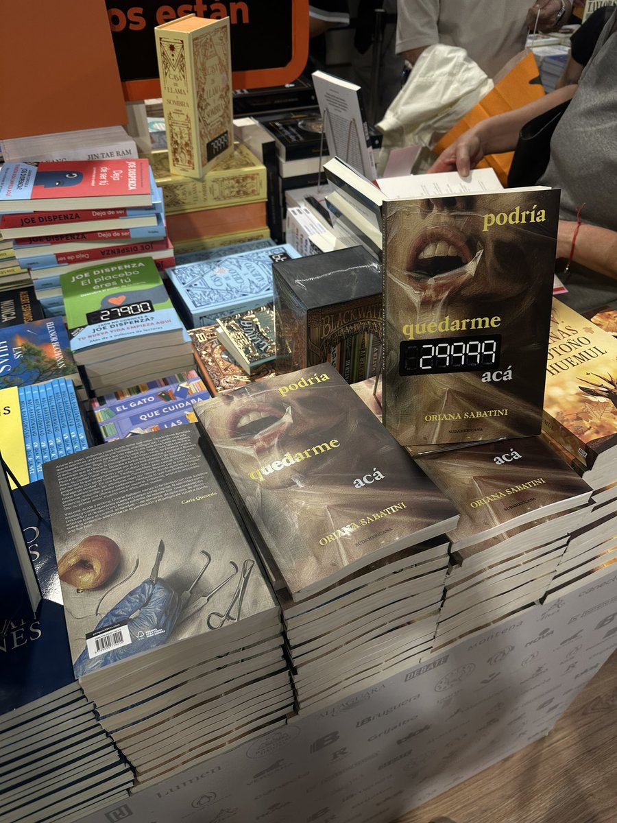 no les puedo explicar la emoción que me dio ayer cuando fui a la feria a comprar el libro y vi esta exhibición, todavía más cuando de 20 personas que había en la fila para pagar 15 lo tenían en mano, más que orgulloso de vos <a href="/orisabatini/">ORIANA</a>, nos vemos mañana🥺💙