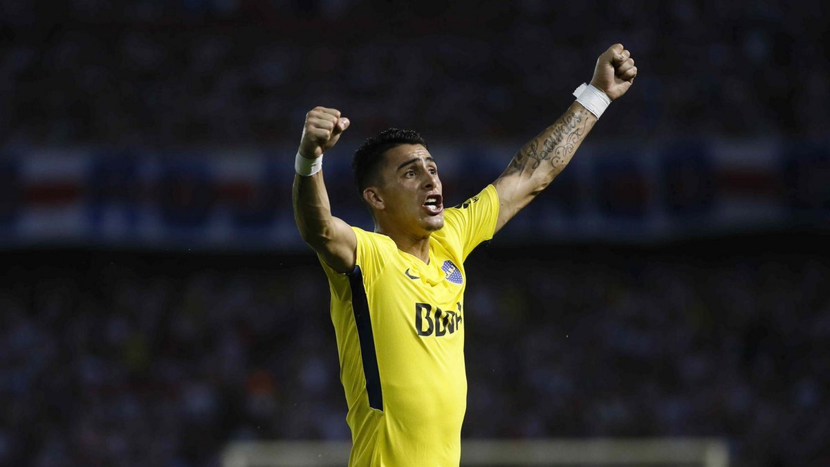 BocaEnLaCopa's tweet image. #UnDíaComoHoy en 2018 #Boca empató 1-1 con #Junior por la 5° fecha de la Fase de Grupos de la #Libertadores en el Estadio Metropolitano Roberto Meléndez de Barranquilla 🇨🇴

Boca perdía y estaba quedando eliminado, pero apareció Pavón con un gol de tiro libre desviado en Ruiz.