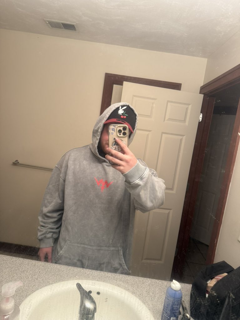 Dellshark_OG's tweet image. We love a good 3 xL sweatshirt

Also Rebecca is best girl no if ands or butts 💁‍♂️💅

#cyberpunkedgerunners