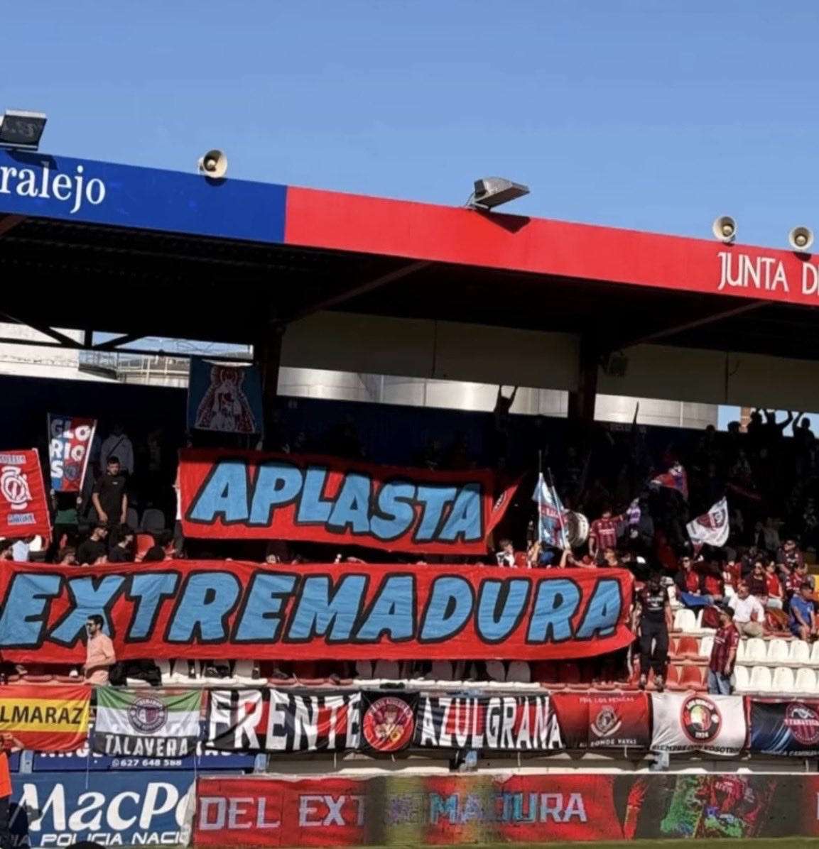 Cuando voy por la calle y me pregunta que si soy del Barcelona o del Madrid?
Yo levanto la cabeza orgulloso y le digo Extremadura hasta morir!!