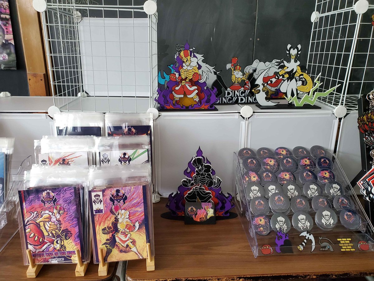 PurpleLizardMan's tweet image. The test run of the con table is mostly finished, there'll be a sign for prices, and a PLM sign on the right side
but my stock's all done, and the con is NEXT SATURDAY!
SO MANY NEW EYES ON BONES!
#art #artists #oc #ocart #characterdesign #webcomic #comics #indiecomics #skeleton
