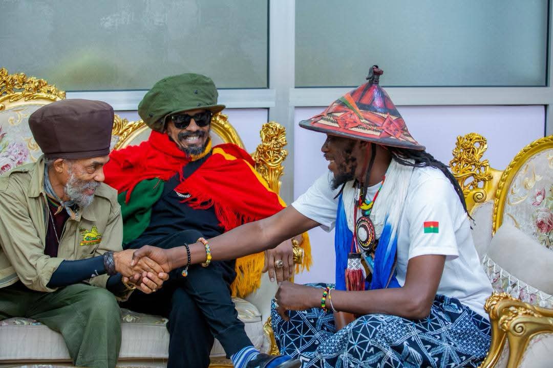 WSagbe's tweet image. #Culture Rohan Marley, le fils de Bob Marley est au Burkina pour la cérémonie de clôture de la #SNC. Il assistera également à la cérémonie de Marley d'Or 2026, qui récompense le meilleur artiste reggae de l'année au Burkina.