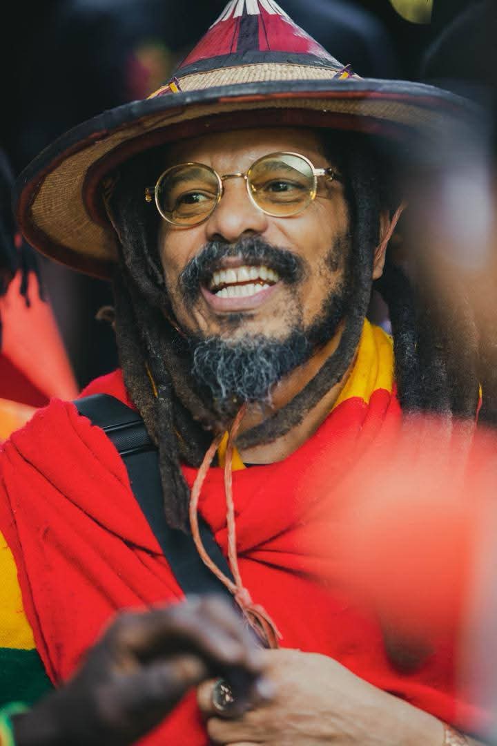 WSagbe's tweet image. #Culture Rohan Marley, le fils de Bob Marley est au Burkina pour la cérémonie de clôture de la #SNC. Il assistera également à la cérémonie de Marley d'Or 2026, qui récompense le meilleur artiste reggae de l'année au Burkina.