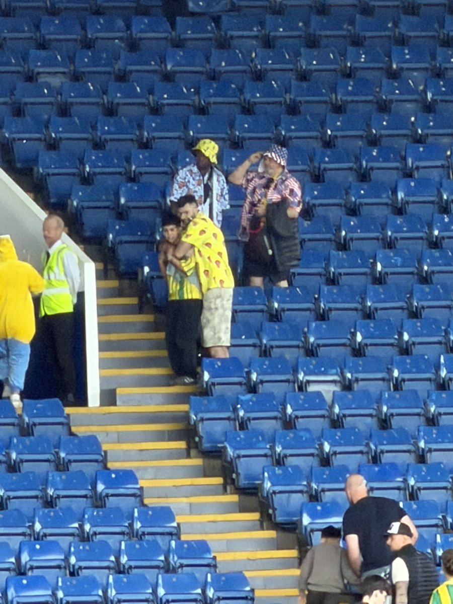 higgins78's tweet photo. @WBA if you know these fans then they need applause, stayed and danced away 👏🏻👏🏻 respect  need to add that you were a great set of fans today and even that chant Fu@k the EFL was amazing 👏🏻👏🏻👏🏻 https://t.co/VqvLgeba8L