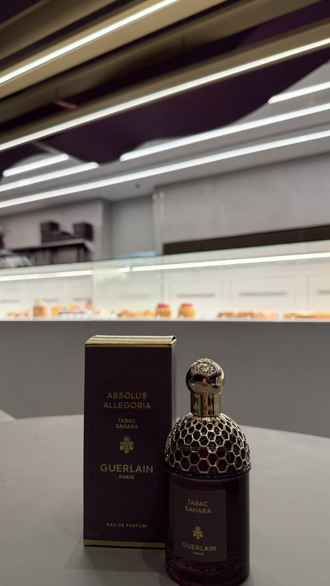 مو قادر أتجاوز فخامة Tabac Sahara من Guerlain 
عطر يدخل بثقة… تبغ دافئ، فخامة ناعمة، وإحساس لايقاوم.
من أمس وأنا كل شوي أرش منه بدون سبب🩶
طبعا اشتريته انا وصديقي <a href="/eslamseddeq9/">eslam</a>