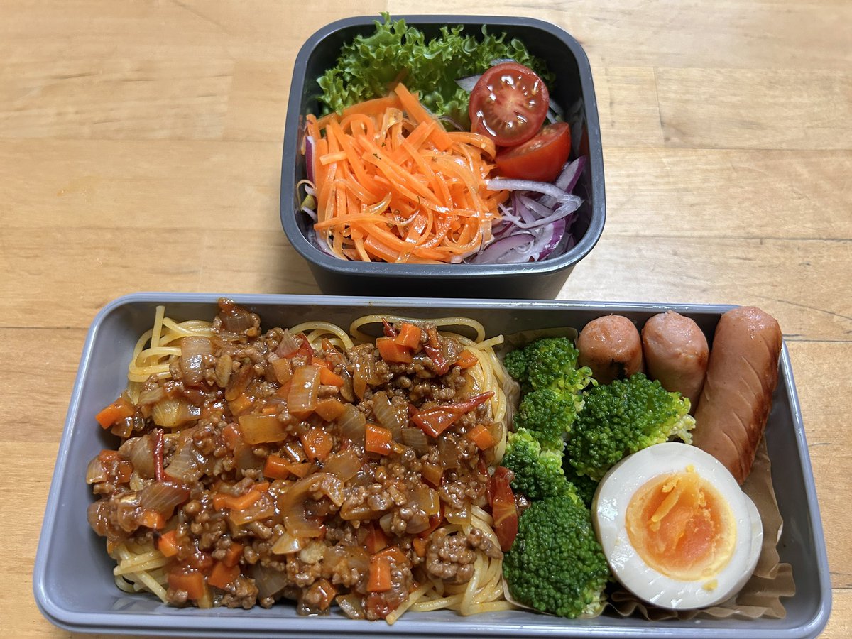 komapict's tweet image. 本日はパスタ弁当で🍝
ミートソースのつもりだったんですが、野菜ゴロゴロにしすぎて正体不明になりにける。 #突撃となりの狛ごはん #弁当 #lunch #cooking #ryouri #gohan