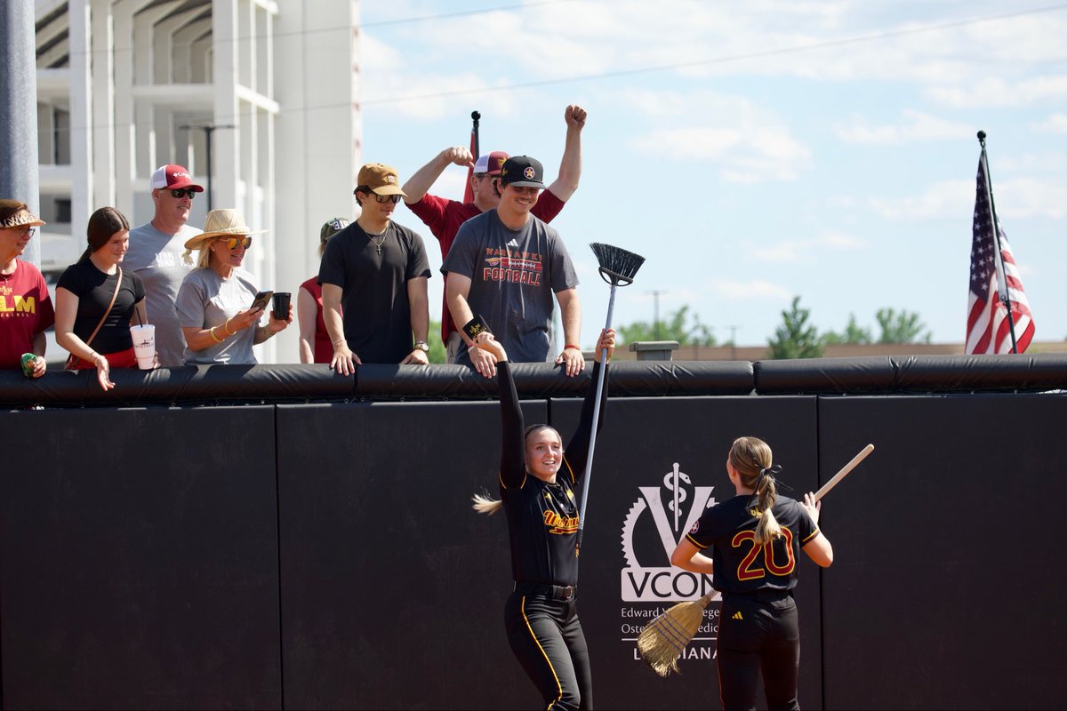 ULM_Softball's tweet photo. Brought it!

#SHIP | #TakeFlight https://t.co/yAN8H64EtZ
