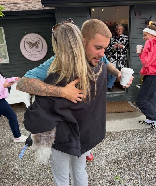un abrazo de justin me solucionaría la vida no estoy exagerando