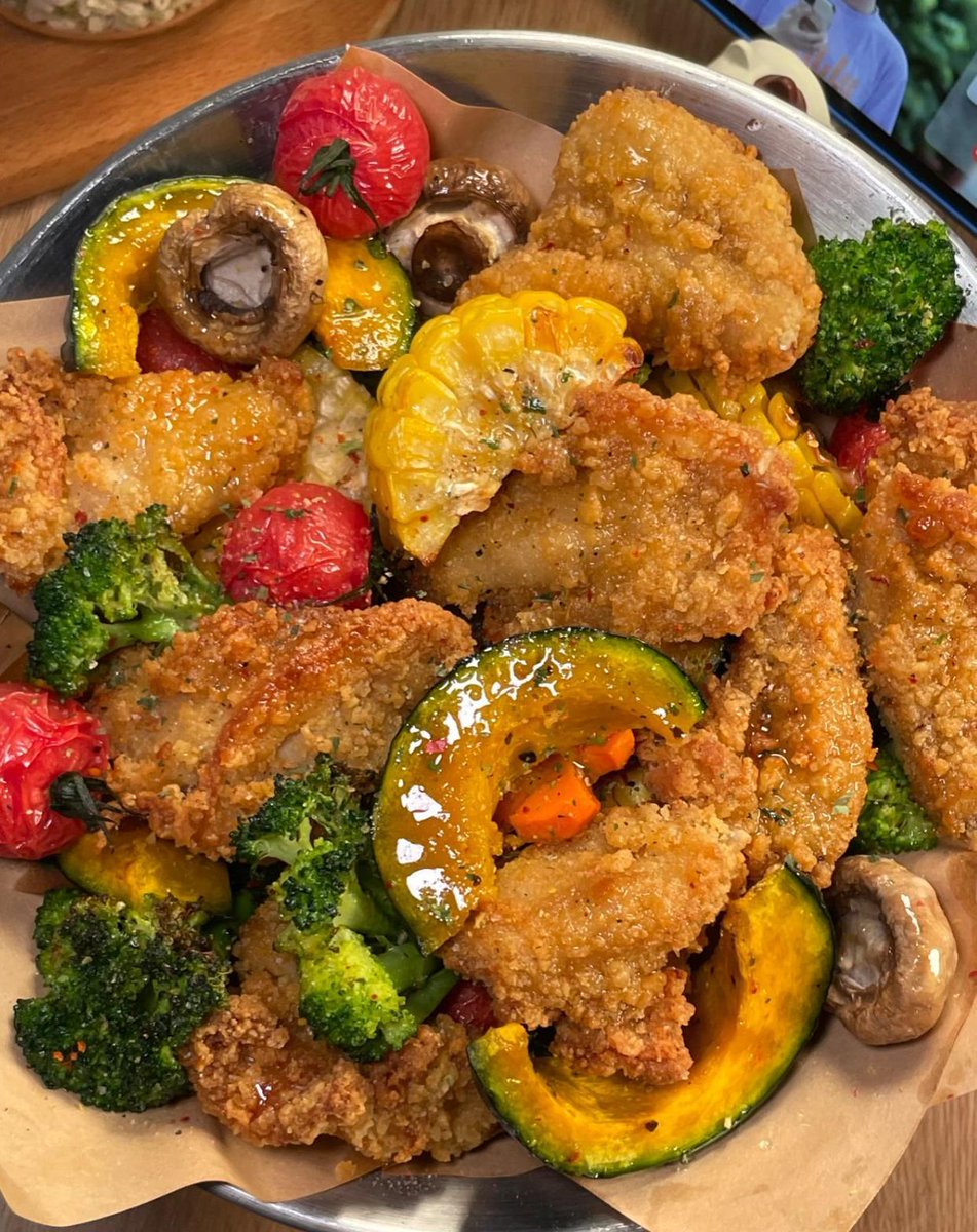 Kargon3716's tweet photo. Tried the signature crispy pork belly at [Local Bites]—crunchy skin, juicy meat, u0026 tangy chili-lime dip hit different!  Grab a bite before it sells out (trust me, it’s worth the wait). #FoodieFind #LocalGem https://t.co/ALlP9GXAC9