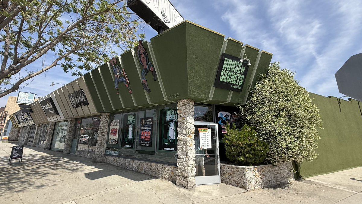 ParksAndCons's tweet photo. Next, it’s the one, &amp; only, House of Secrets! This Burbank institution has an incredible selection of modern books, fantastic bins &amp; some of the best decor around. For #FCBDC, everything is 25% #FCBDCrawl https://t.co/bknY6PiujQ