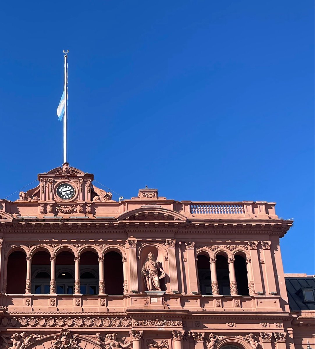 lilustark's tweet photo. le puse el filtro de Instagram a una foto de la casa rosada y la IA le puso la BANDERA DE ESTADOS UNIDOS ☠️ https://t.co/85YlCjxn94