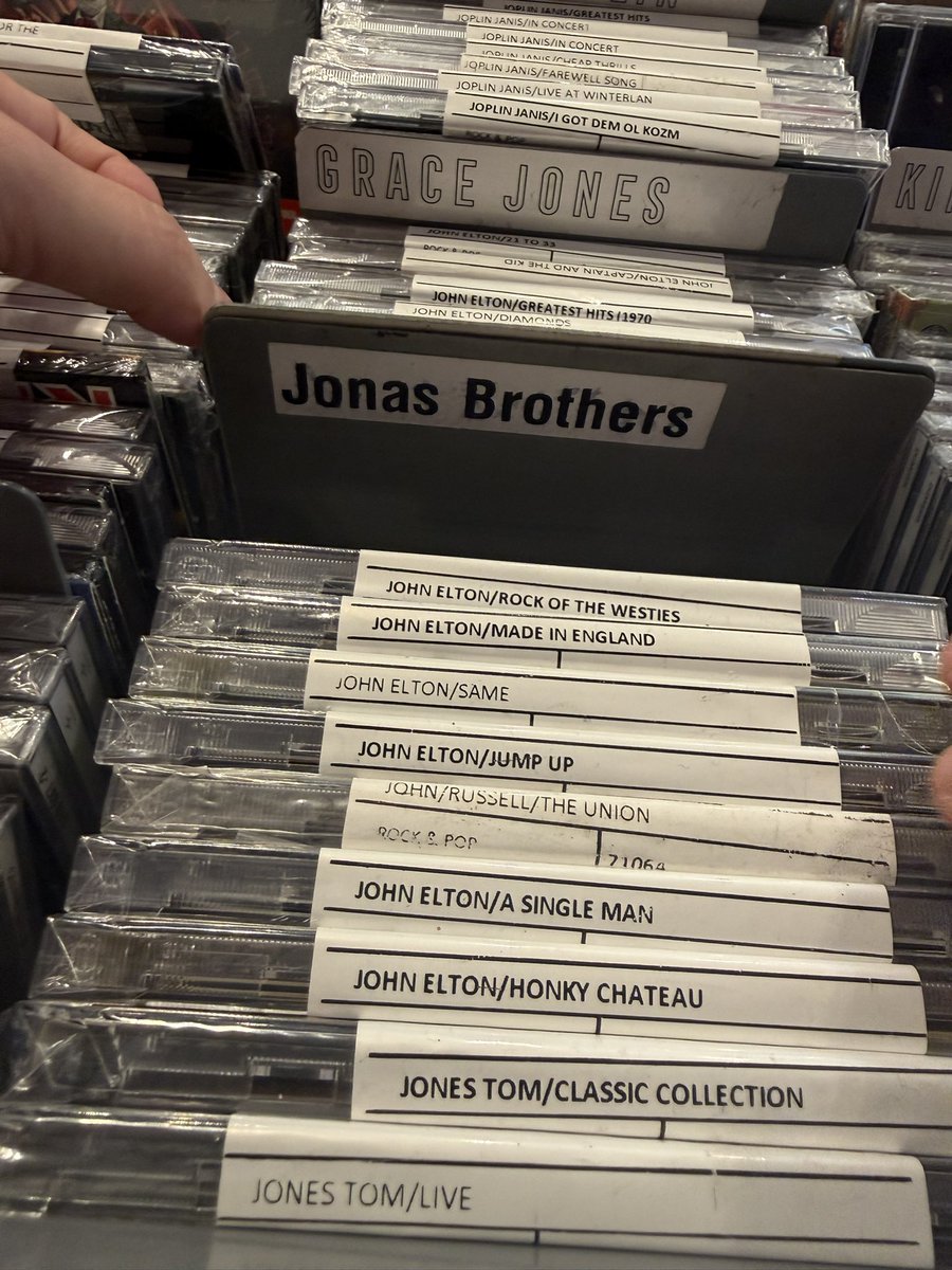 Fui a CUATRO disqueras en Buenos Aire su están agotados los cds de los Jonas y solistas 
Ya no sé a dónde más ir a buscar