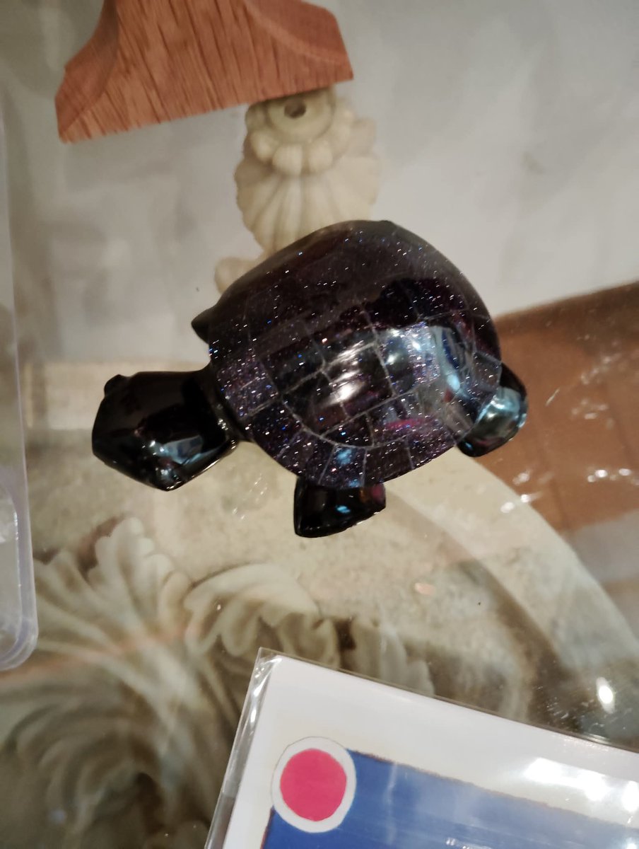 メキシコの黒曜石でできた亀さん。 日にかざすと濃いブルーに映えて