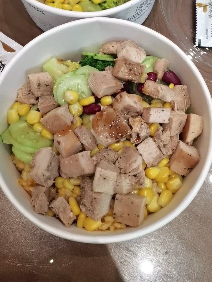 Maphadub's tweet image. "Swap junk for joy!  Grilled chicken + quinoa + roasted veggies = 300kcal, 25g protein, 0 guilt. Fuel your day, not your cravings. #FatLossMeal #CleanEating"
