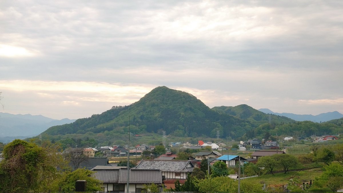 春先のひよこ山は山頂がふわふわしていてホントにひよこみたいだったけどしっかり新緑の山になった。たまにはひよ子食いたい（※お菓子のね、）