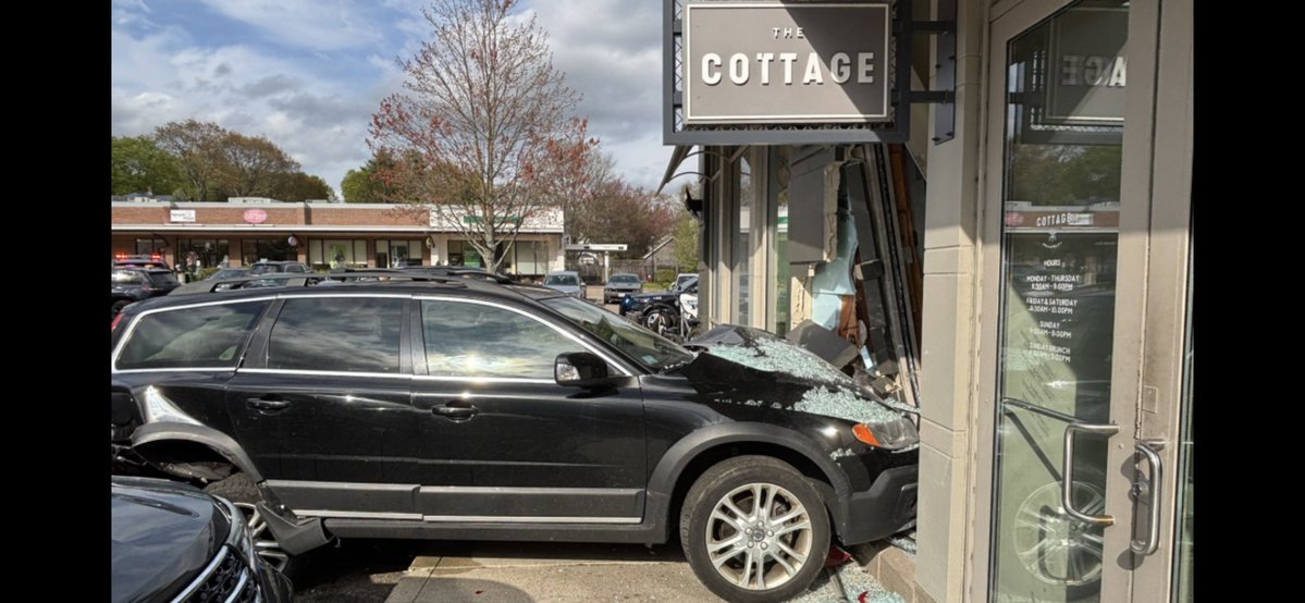 scooperon7's tweet image. Dining In: One to the hospital after a driver hits a parked car sending it into The Cottage Restaurant on Linden St in Wellesley this afternoon…no one inside the restaurant was injured in the 2 car accident #7News