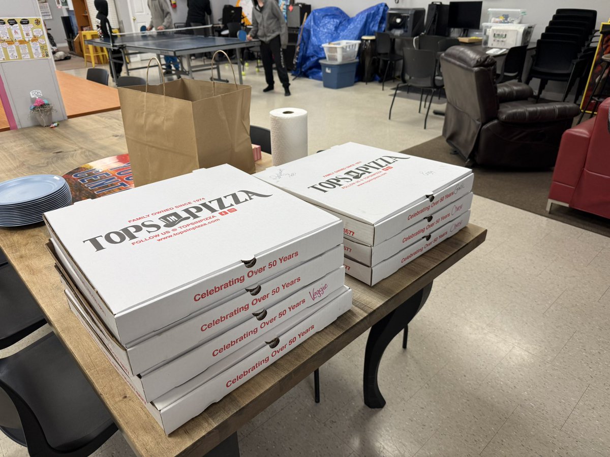 OrilliaYC's tweet image. Perfect way to end Saturday. Amazing pizza from Toni and the team at Tops in Pizza and Smile Cookies supporting North Simcoe Victim Services Orillia! What an awesome Saturday celebrating Orillia National Youth Week.

#orillia #youth #orilliayouthcentre #orillianationalyouthweek