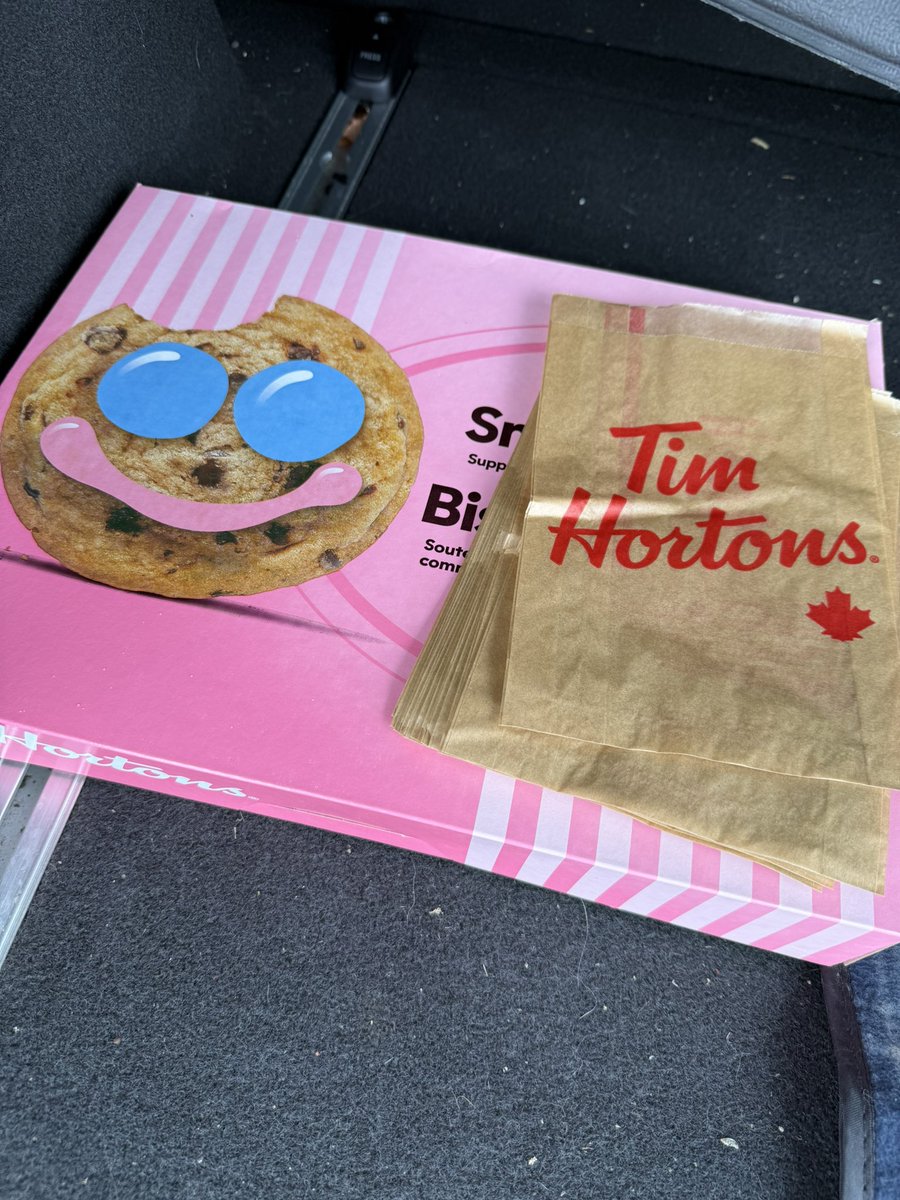 OrilliaYC's tweet image. Perfect way to end Saturday. Amazing pizza from Toni and the team at Tops in Pizza and Smile Cookies supporting North Simcoe Victim Services Orillia! What an awesome Saturday celebrating Orillia National Youth Week.

#orillia #youth #orilliayouthcentre #orillianationalyouthweek