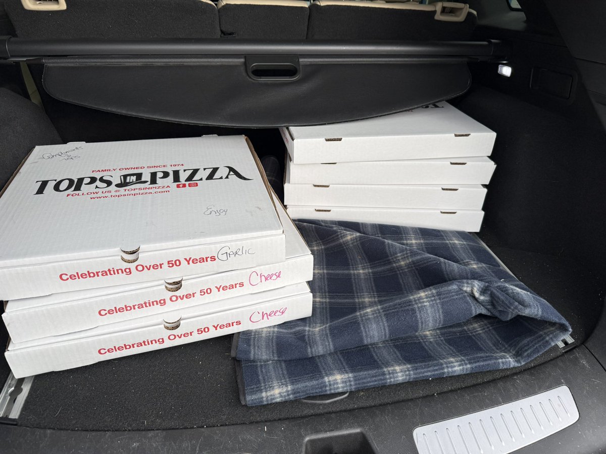 OrilliaYC's tweet image. Perfect way to end Saturday. Amazing pizza from Toni and the team at Tops in Pizza and Smile Cookies supporting North Simcoe Victim Services Orillia! What an awesome Saturday celebrating Orillia National Youth Week.

#orillia #youth #orilliayouthcentre #orillianationalyouthweek