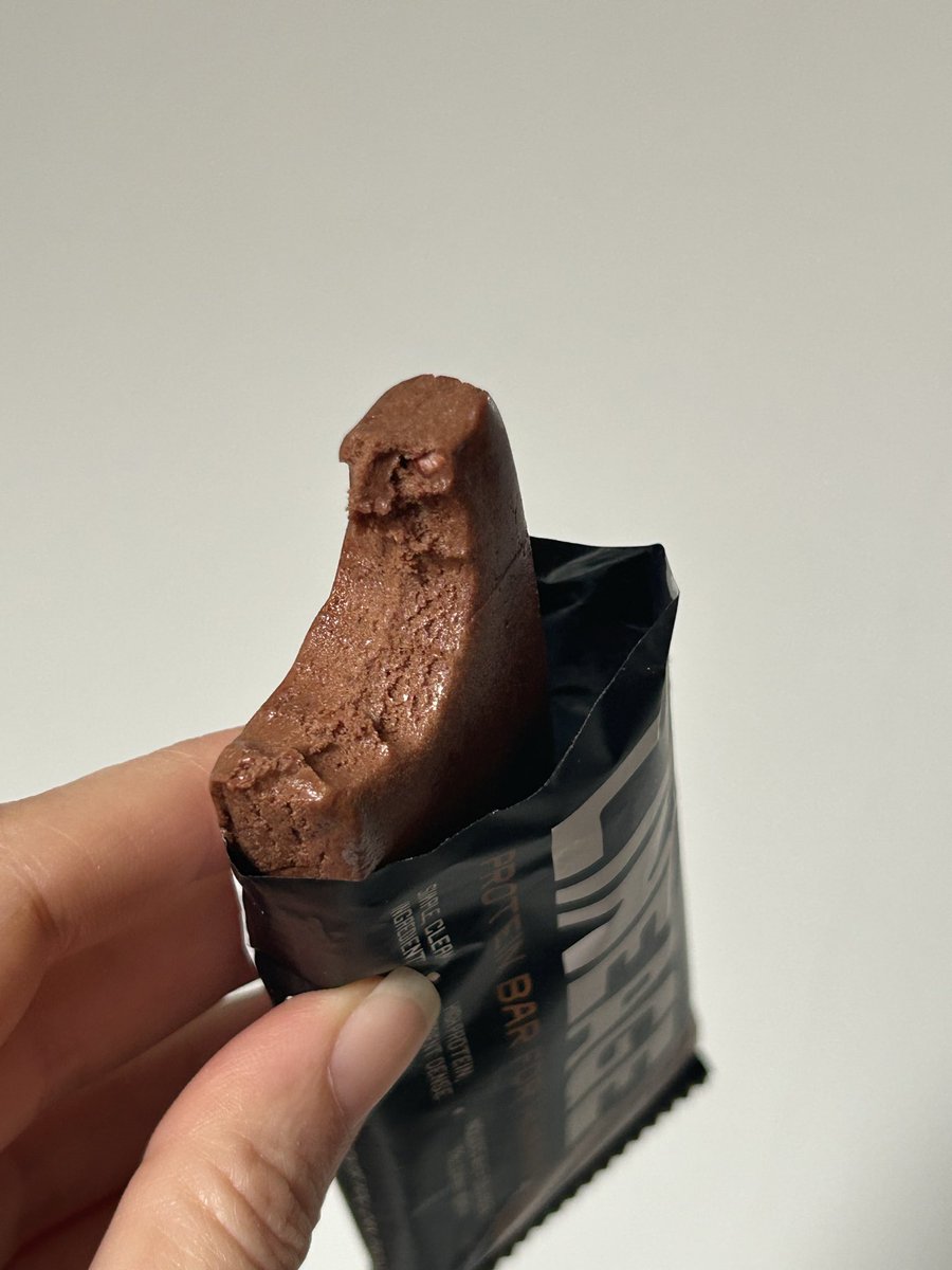 kelleyfarlow's tweet photo. MY FAVE PROTEIN BAR IS BACK IN STOCK THIS TUESDAY, 5/5!!!  20g protein per bar, less than 200cals, 100% whole food ingredients.  I LOVE THESE!

Set a reminder because they sold out FAST when they first launched last month.  Use code KELLEY for 15% off on all things @eatlineage :) https://t.co/6xYG92ZNex