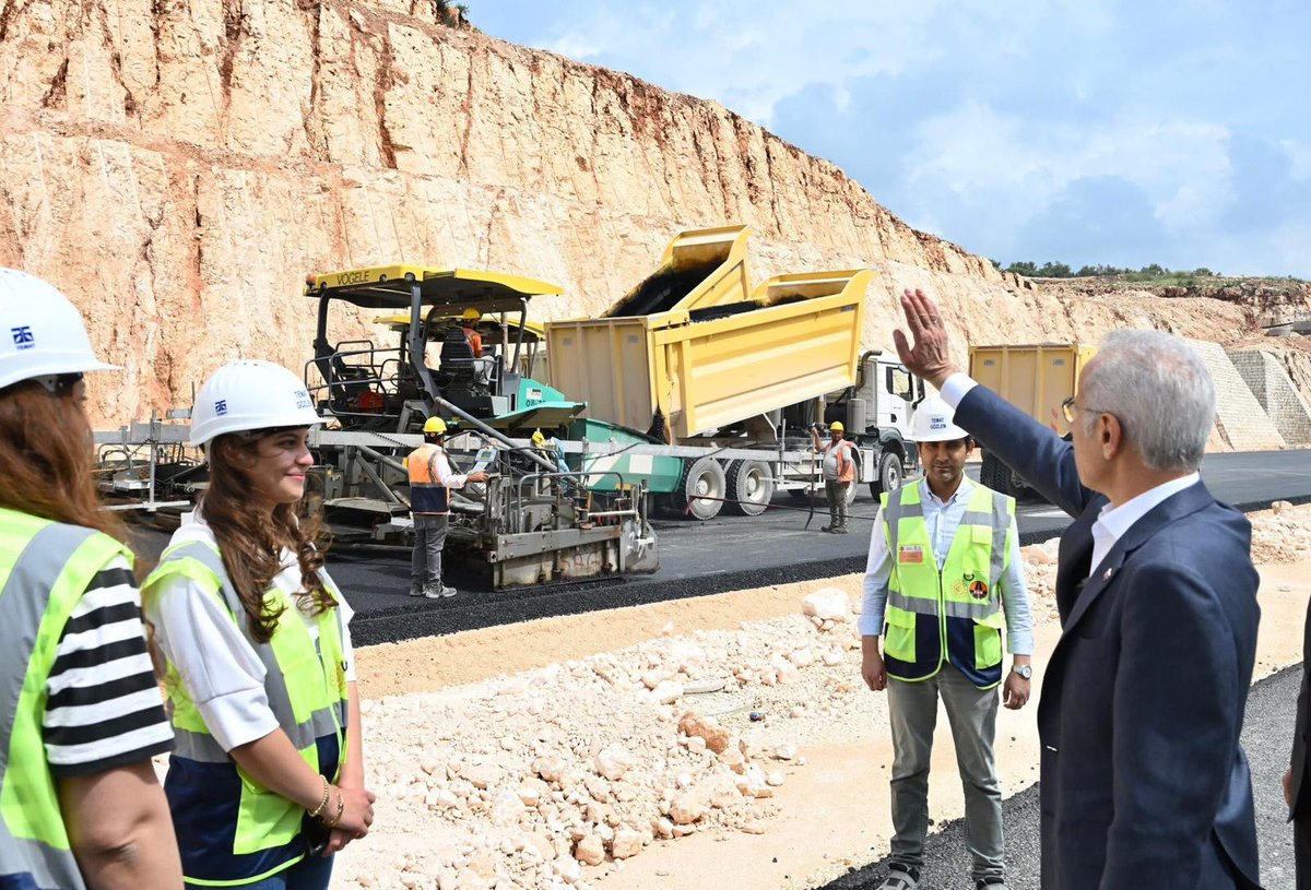 AKKadinMersin33's tweet image. Ulaştırma ve Altyapı Bakanımız Abdulkadir Uraloğlu ile birlikte Çeşmeli–Erdemli–Kızkalesi Otoyolu projesinde incelemelerde bulunduk.

52 km uzunluğundaki bu dev proje; güvenli ve kesintisiz ulaşım sağlayacak.
Mersin’imiz için çalışıyoruz.
#AKParti #Mersin #Hizmet #GeleceğeYatırım