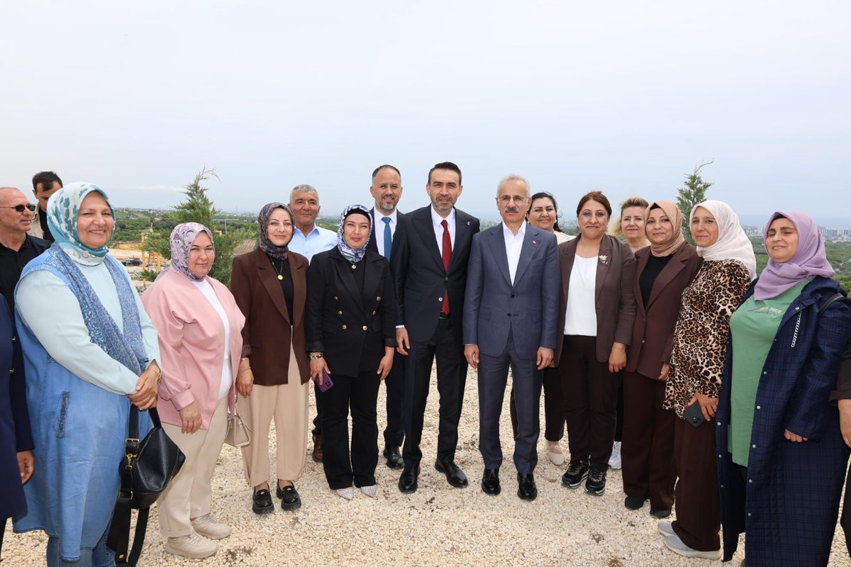 AKKadinMersin33's tweet image. Ulaştırma ve Altyapı Bakanımız Abdulkadir Uraloğlu ile birlikte Çeşmeli–Erdemli–Kızkalesi Otoyolu projesinde incelemelerde bulunduk.

52 km uzunluğundaki bu dev proje; güvenli ve kesintisiz ulaşım sağlayacak.
Mersin’imiz için çalışıyoruz.
#AKParti #Mersin #Hizmet #GeleceğeYatırım