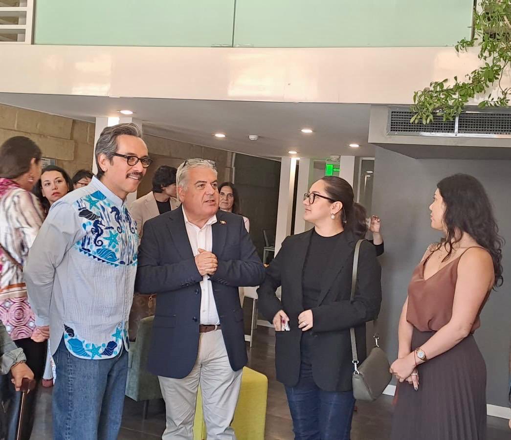 EmbaMexIta's tweet photo. Hoy, el Embajador de México, @genarolozano, se reunió con la comunidad mexicana en Malta. 🇲🇽 🇲🇹
Agradecemos al Cónsul Honorario @EllulTonio por su disponibilidad y por ser un puente que fortalece la cercanía con nuestras y nuestros ciudadanos. https://t.co/Bu21FfRRJ7