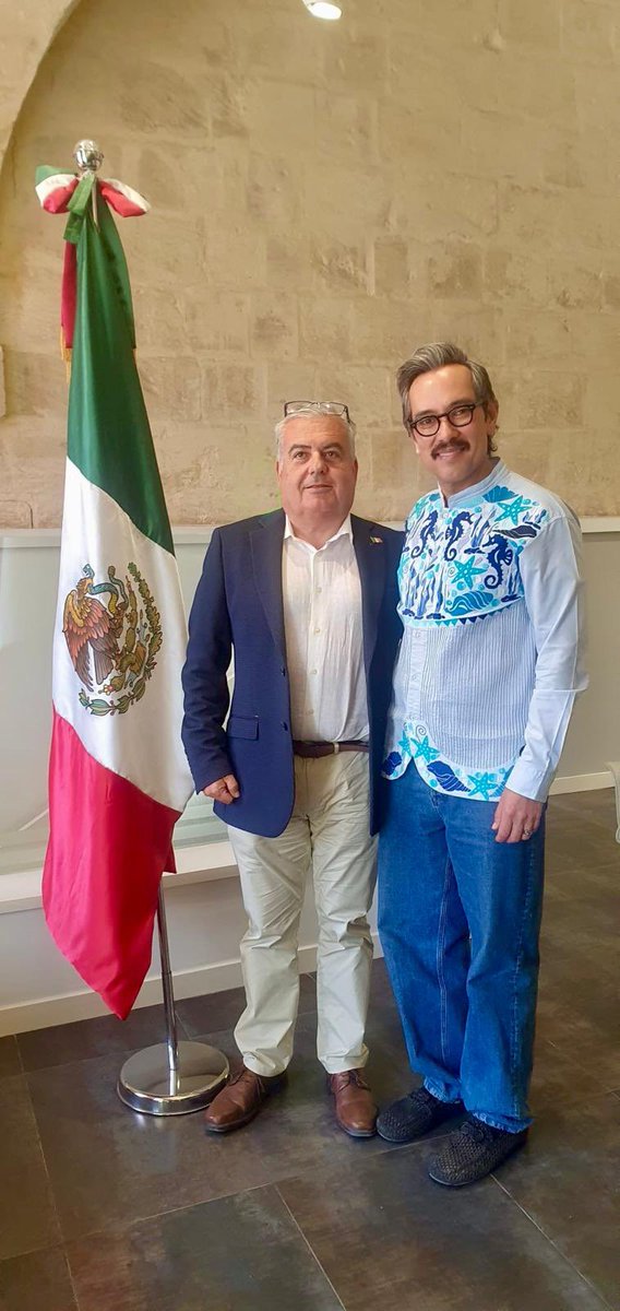 EmbaMexIta's tweet photo. Hoy, el Embajador de México, @genarolozano, se reunió con la comunidad mexicana en Malta. 🇲🇽 🇲🇹
Agradecemos al Cónsul Honorario @EllulTonio por su disponibilidad y por ser un puente que fortalece la cercanía con nuestras y nuestros ciudadanos. https://t.co/Bu21FfRRJ7